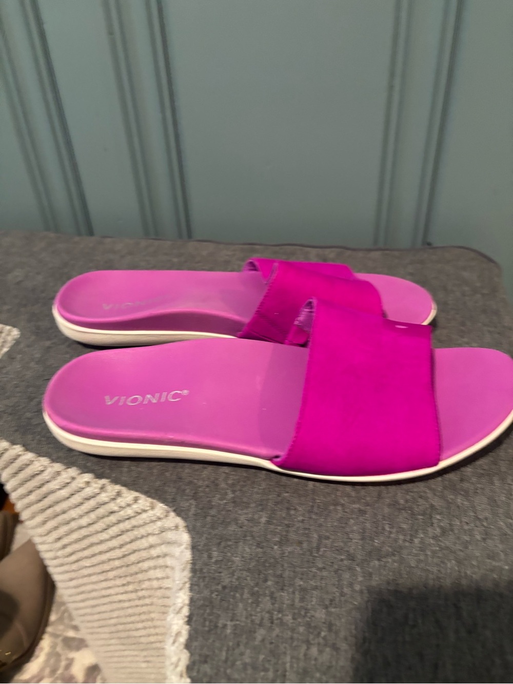 Vionic Women's Fuchsia Slide Sandals